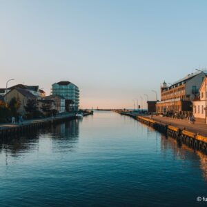 Kanał portowy w Darłówku w złotej godzinie – fot. Krystian Kantarski (fuzjiart)