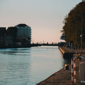 Kanał portowy w Darłówku o zmierzchu – fot. Krystian Kantarski (fuzjiart)